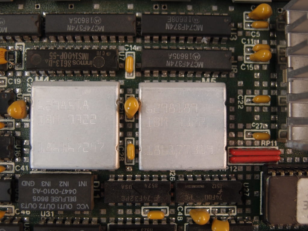 左側のチップ。