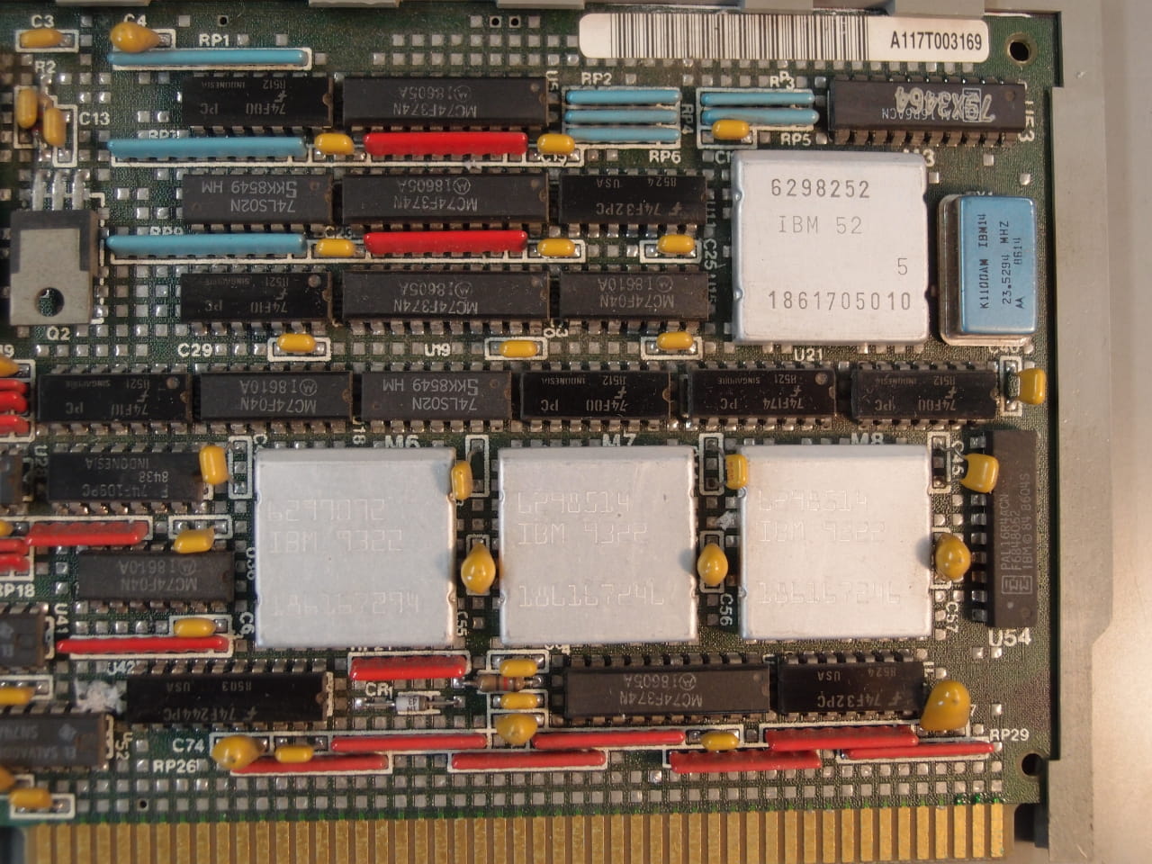 79X3453の右側に載ってるMSTパッケージのチップに近寄った写真